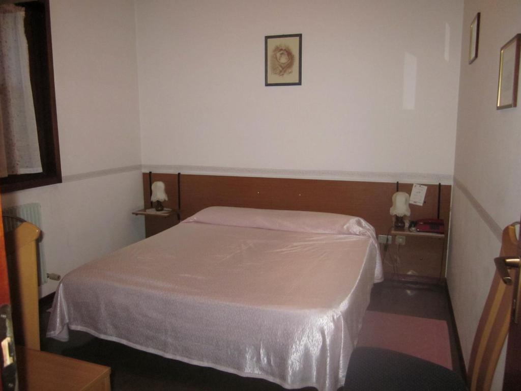 Albergo Leon Bianco Moggio Udinese Ruang foto