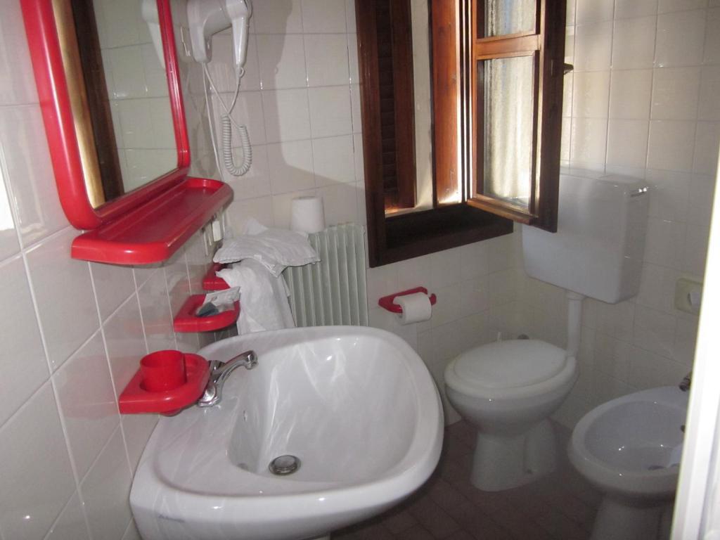Albergo Leon Bianco Moggio Udinese Ruang foto