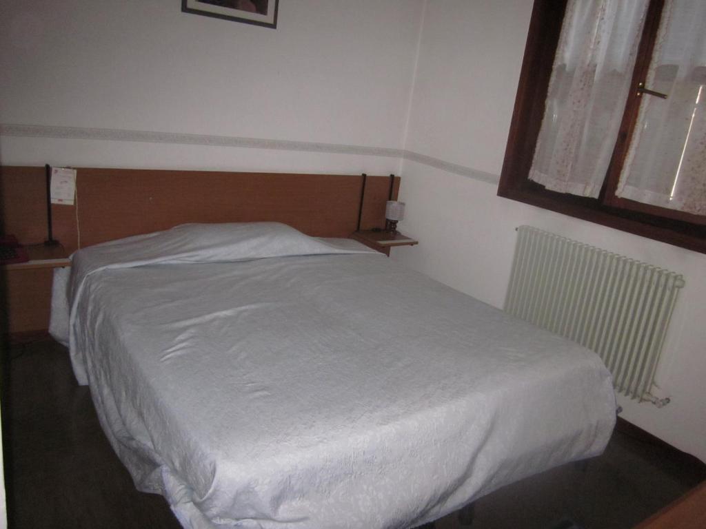 Albergo Leon Bianco Moggio Udinese Ruang foto