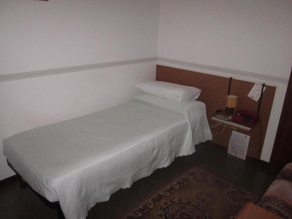 Albergo Leon Bianco Moggio Udinese Ruang foto