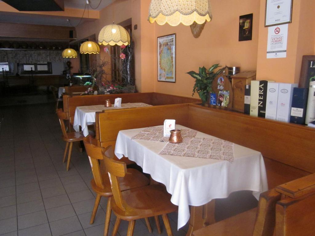 Albergo Leon Bianco Moggio Udinese Bagian luar foto