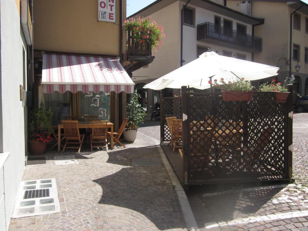 Albergo Leon Bianco Moggio Udinese Bagian luar foto
