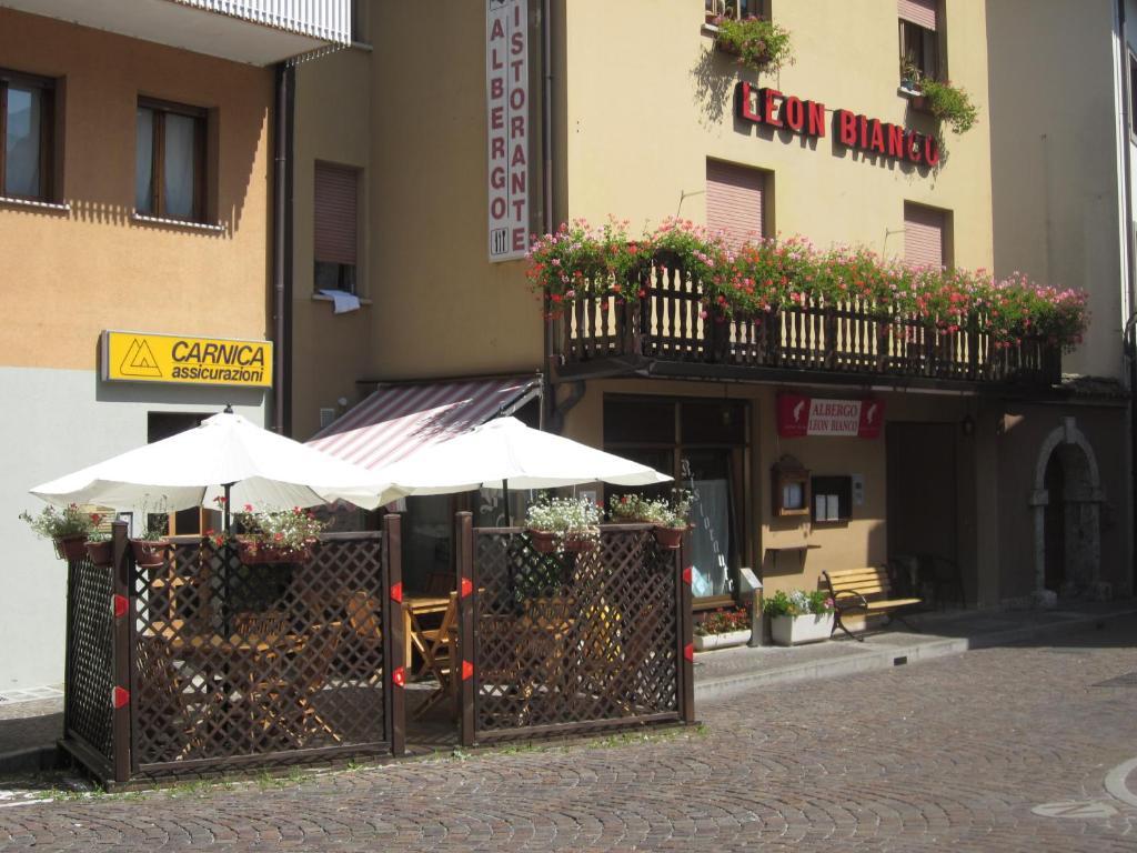 Albergo Leon Bianco Moggio Udinese Bagian luar foto