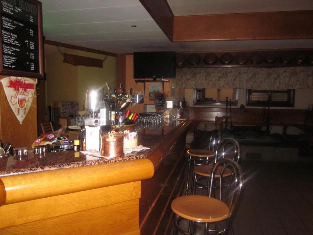Albergo Leon Bianco Moggio Udinese Bagian luar foto