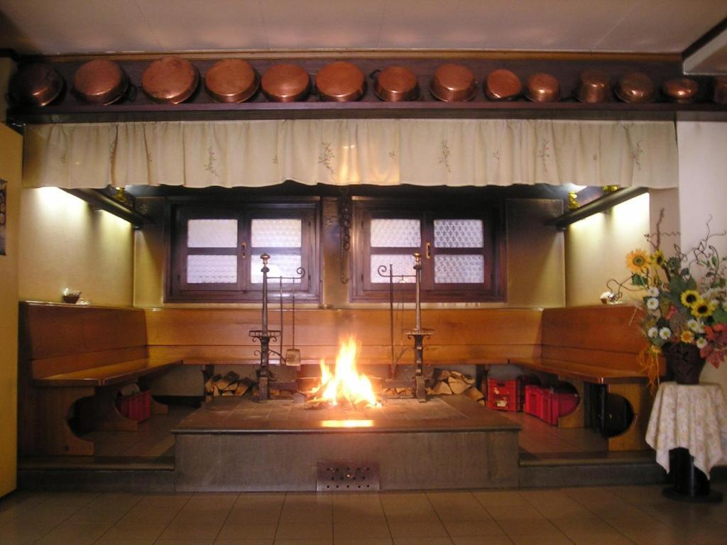 Albergo Leon Bianco Moggio Udinese Bagian luar foto